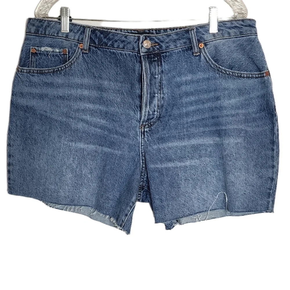 NWT House of Harlow high rise mom midi denim cutoff shorts Size 32